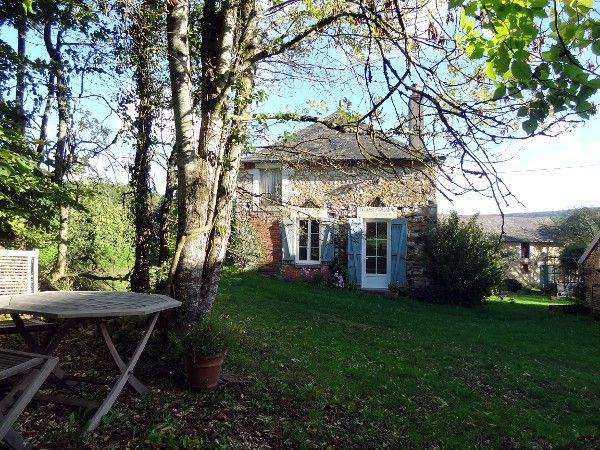 Petite Maison aux Volets Bleus