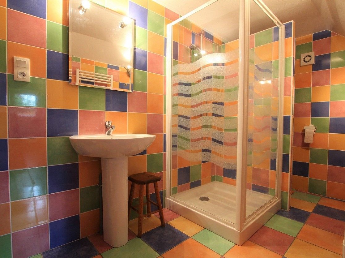 Salle de bain très colorée
