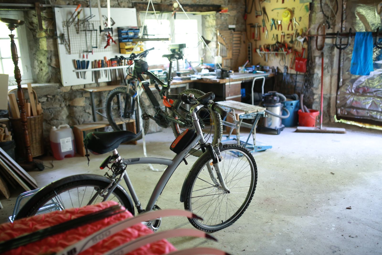 Atelier de réparation vélos, garage à vélos, motos, rangement du matériel sports nature