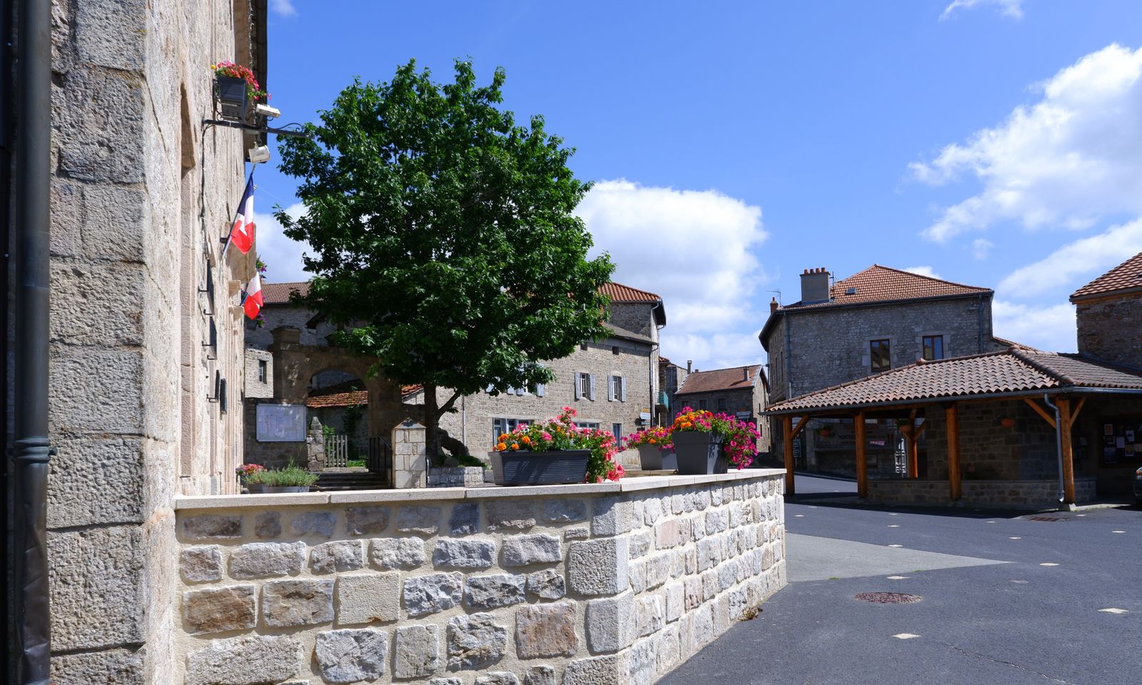 Le village place de la Fontaine - mairie