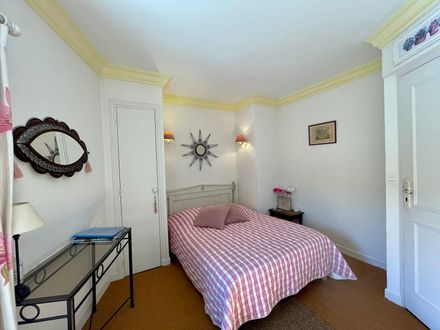 Chambre Athelis, La Maison d'à-côté