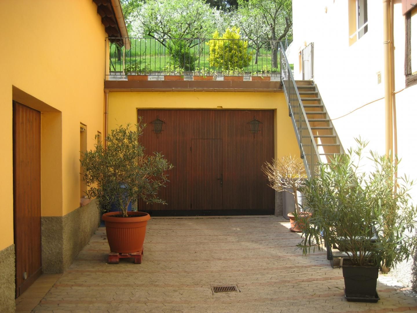 Cour avec accès terrasse