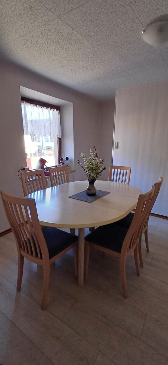 Grande table dans la cuisine