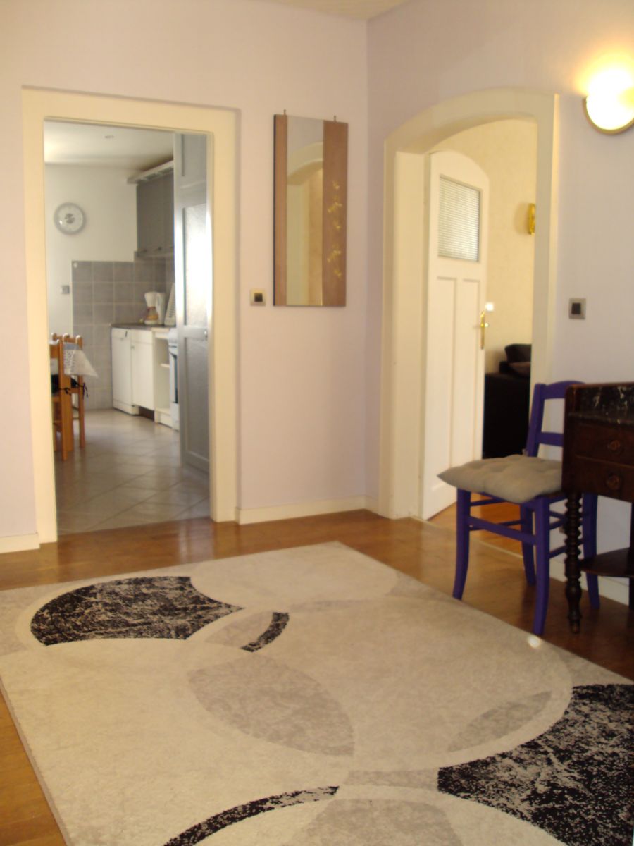 Entrée donnant sur la cuisine et le salon