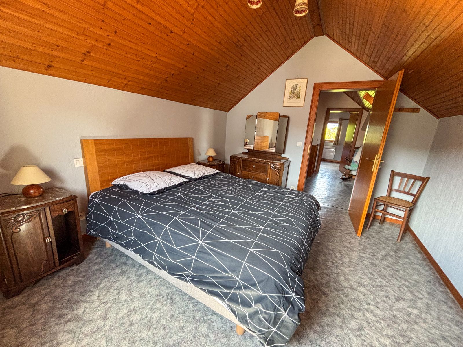 Première chambre avec un lit double