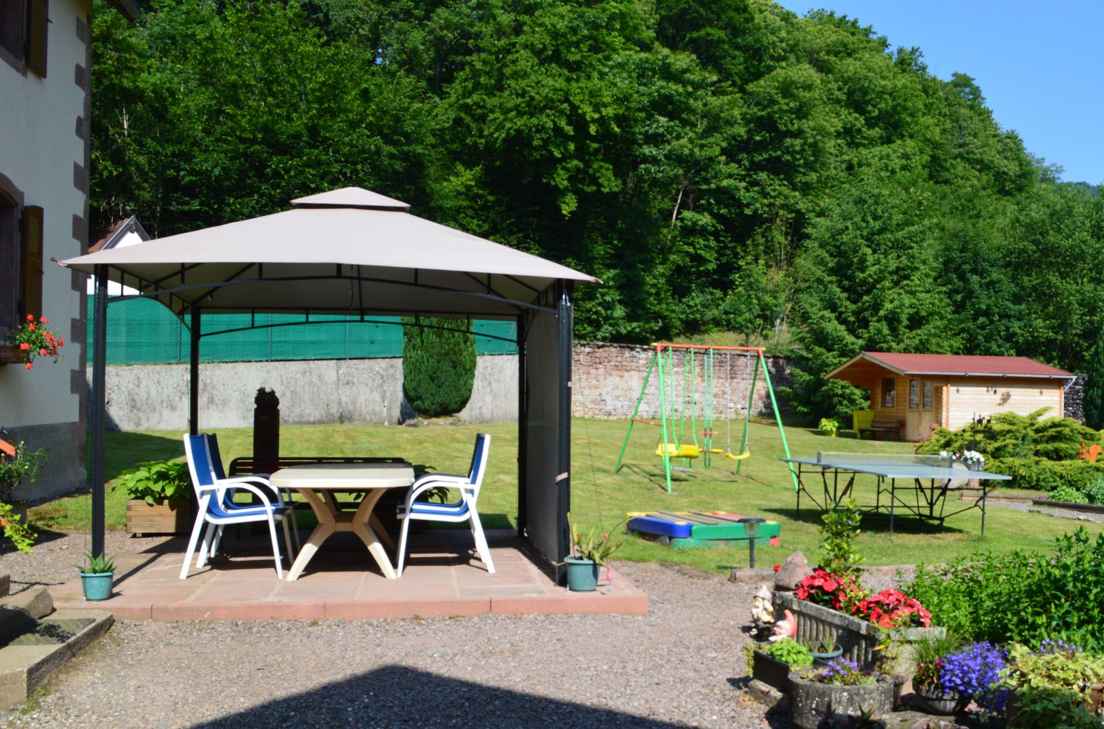 Terrasse avec tonnelle