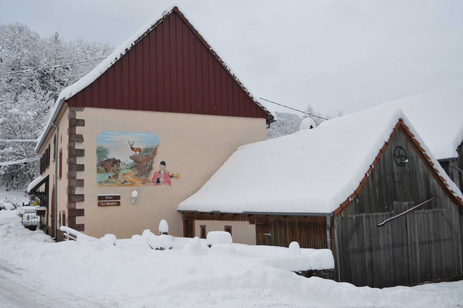 Gite sous la neige
(façade ouest, coté de la fresque))