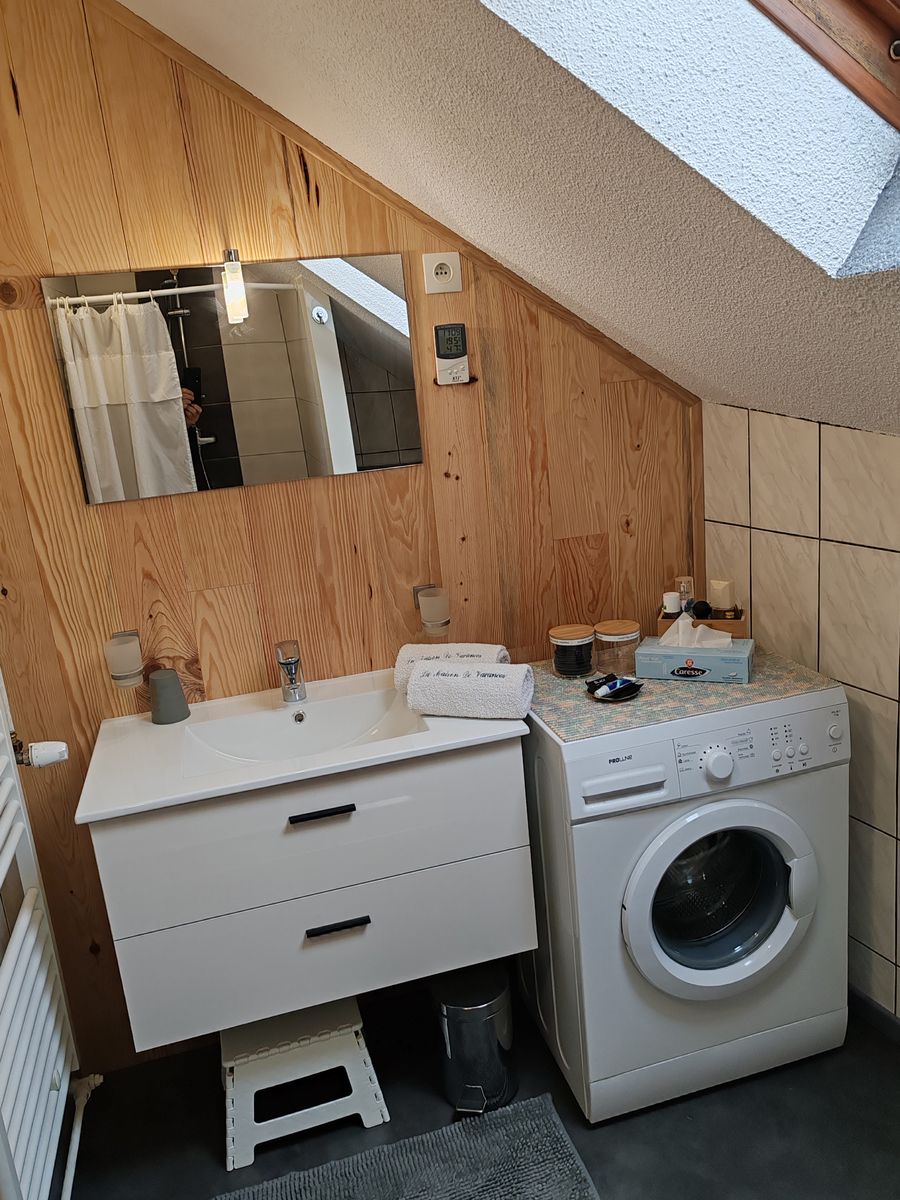 Salle d'eau avec douche