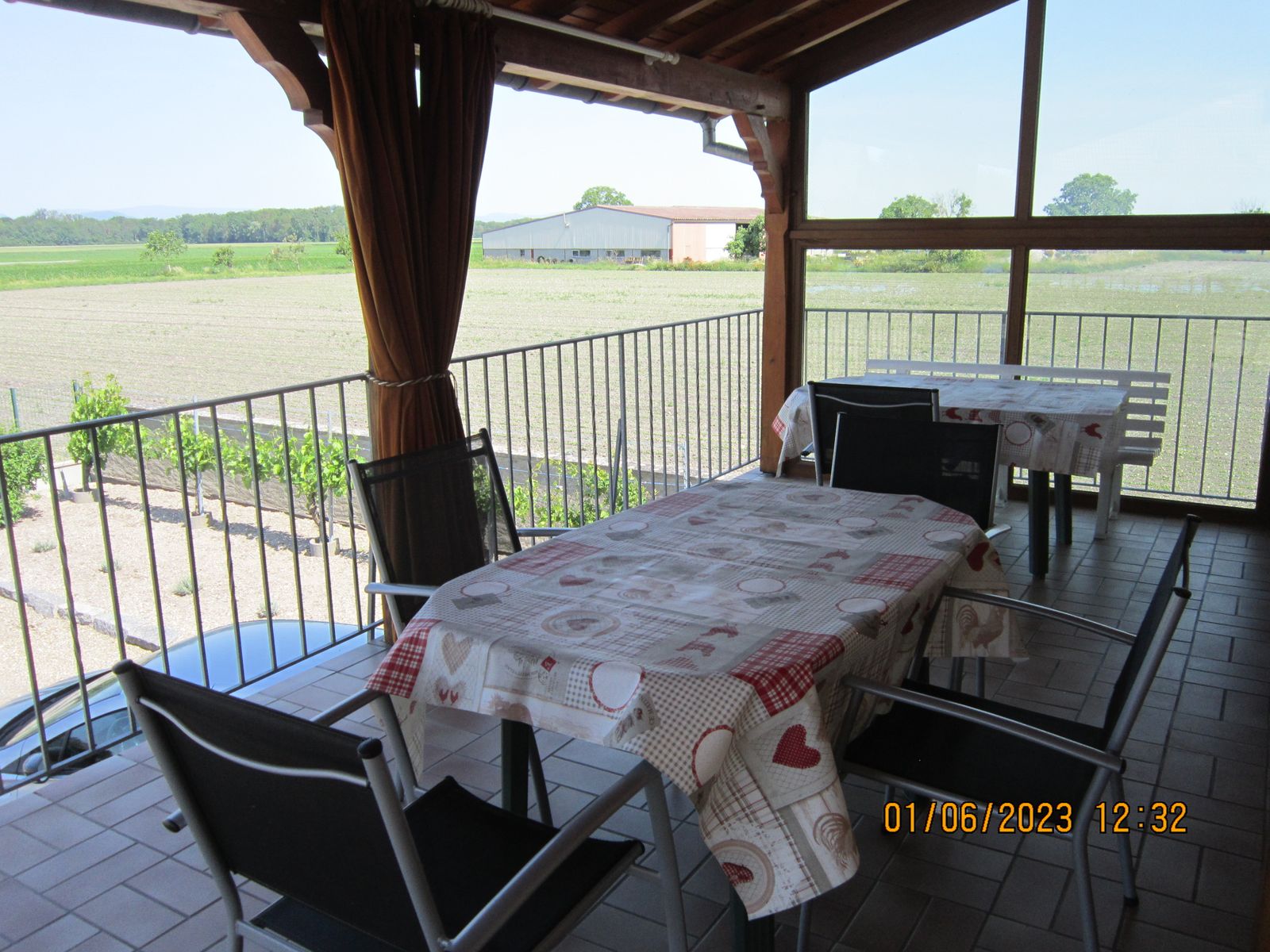 terrasse abritée (côté ouest)