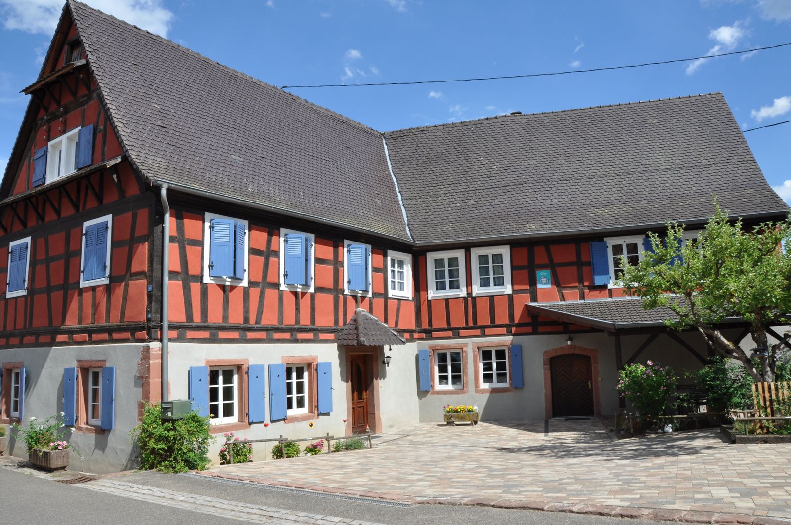 La cour devant le gîte.