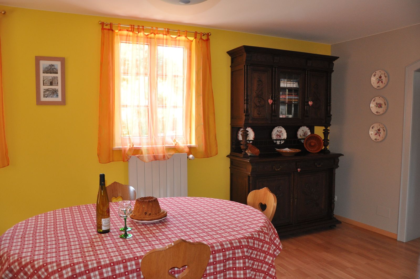 Une autre vue de la salle à manger.
