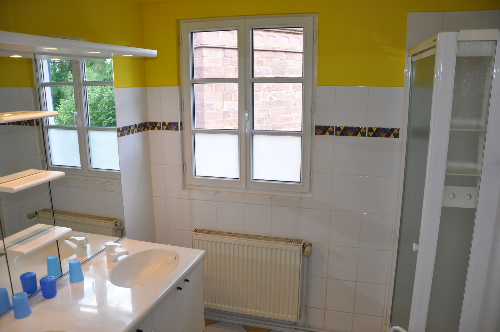 Un autre angle de la salle de bain.
