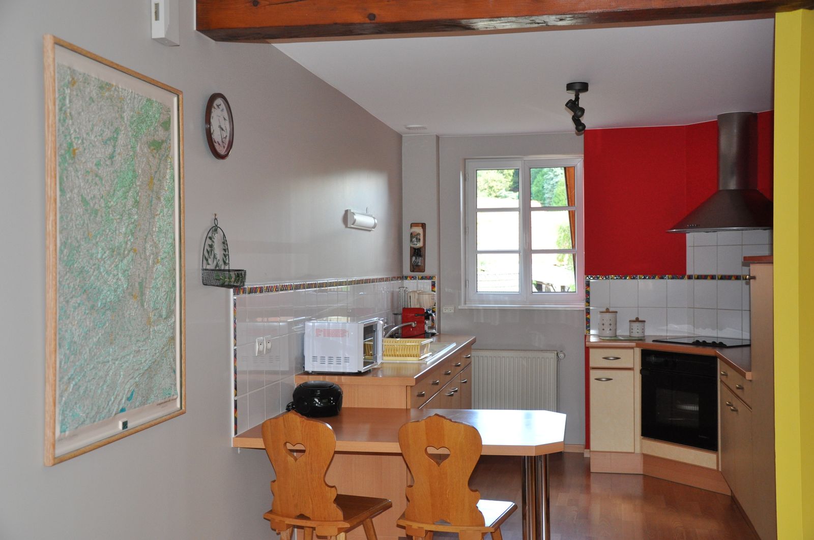 La cuisine ouverte sur le salon.