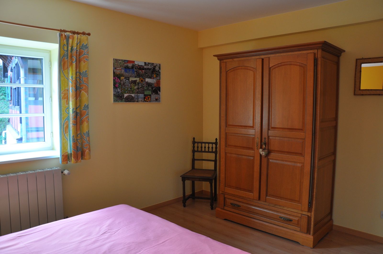 Une autre vue de la chambre.
