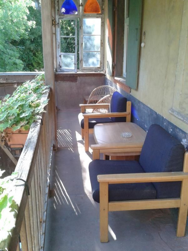 Balcon, à l'entrée du gîte.