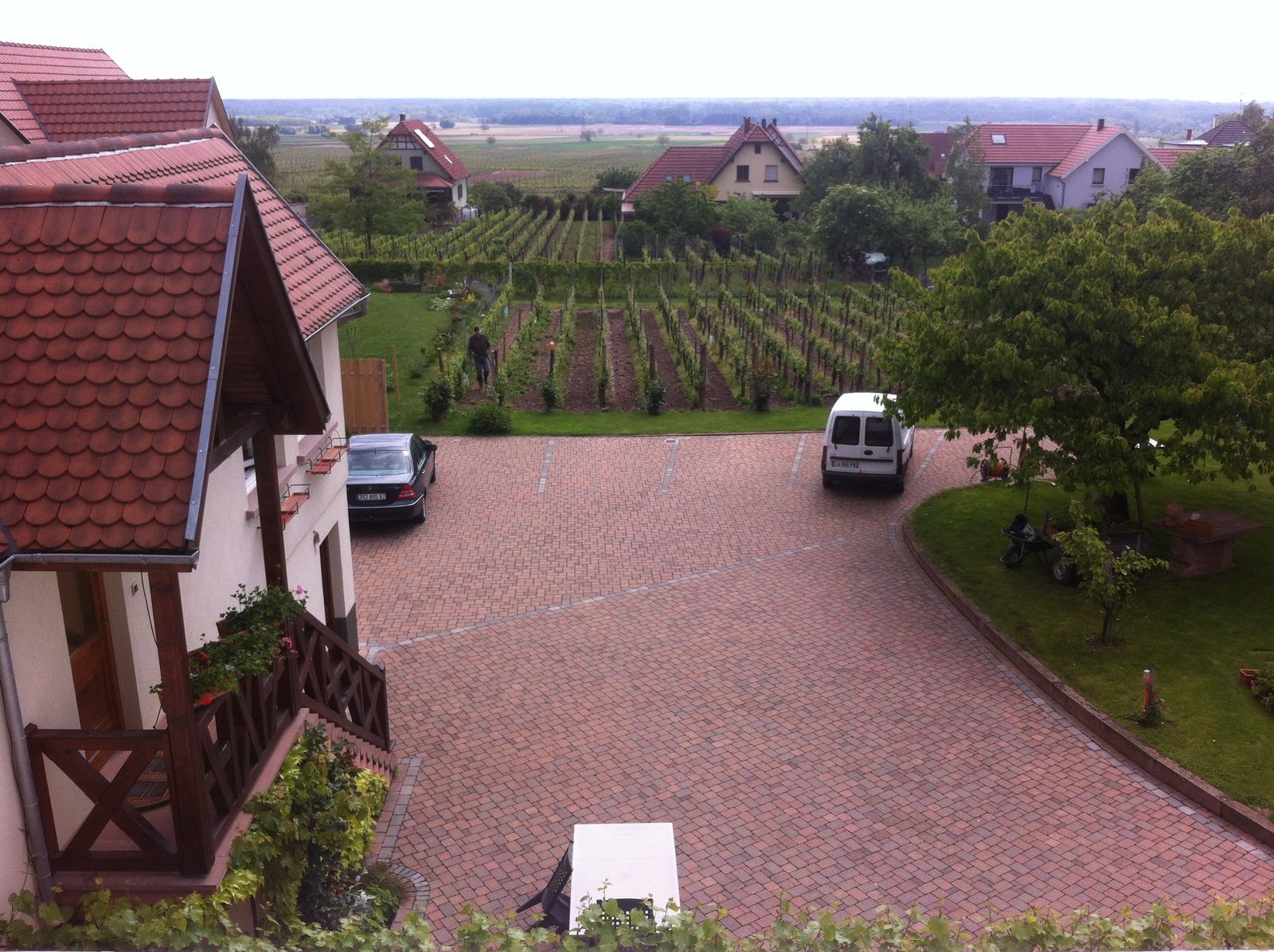 Parking, vue du logement sur les vignes