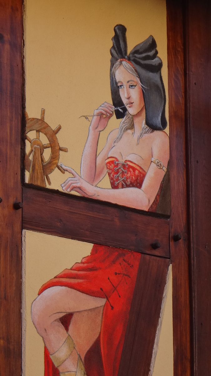Notre "*Nalsacienne géante*" sur la façade du gite, jouant avec une roue à aube de moulin.
Copyright/2020  R. Perret