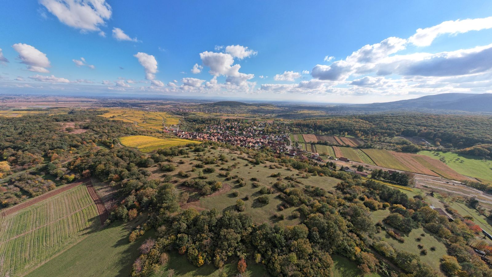 Vue aérienne sur notre très jolie village de Rosenwiller, au centre de la photo. Les collines, vignes, vergers et forêts enserrent notre bourg situé à 30 km au S/O de Strasbourg. Au fond la plaine d'Alsace
Copyright/2022 Gite Petit Moulin