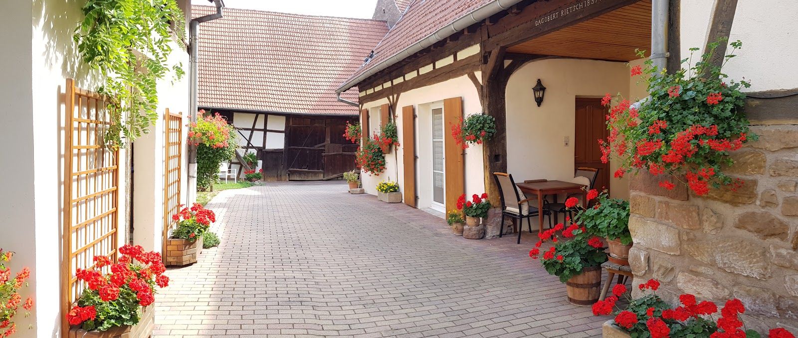 Le gîte et la cour