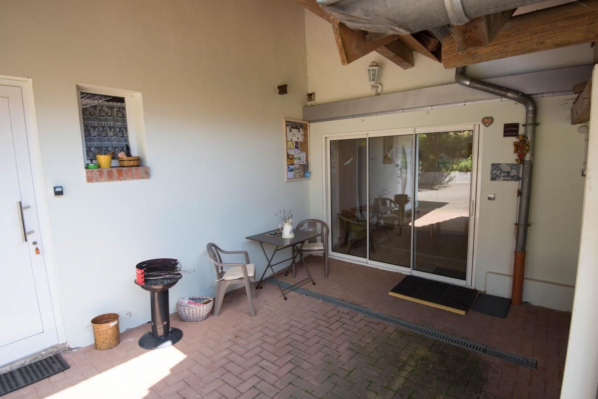 L'entrée du gîte par une baie vitrée 