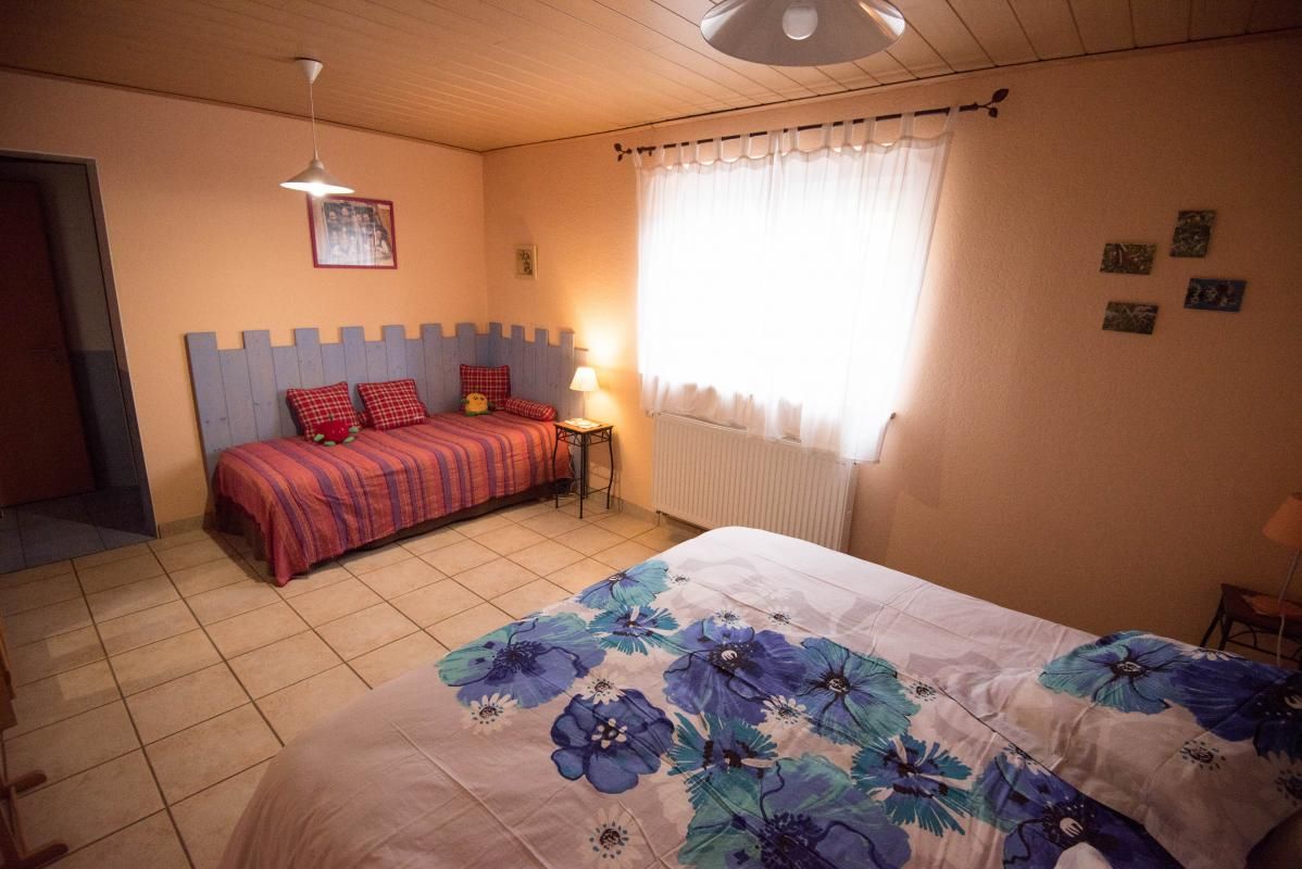 Lit une personne chambre 1 en 100x200 et lit 2 personne en 180x200.