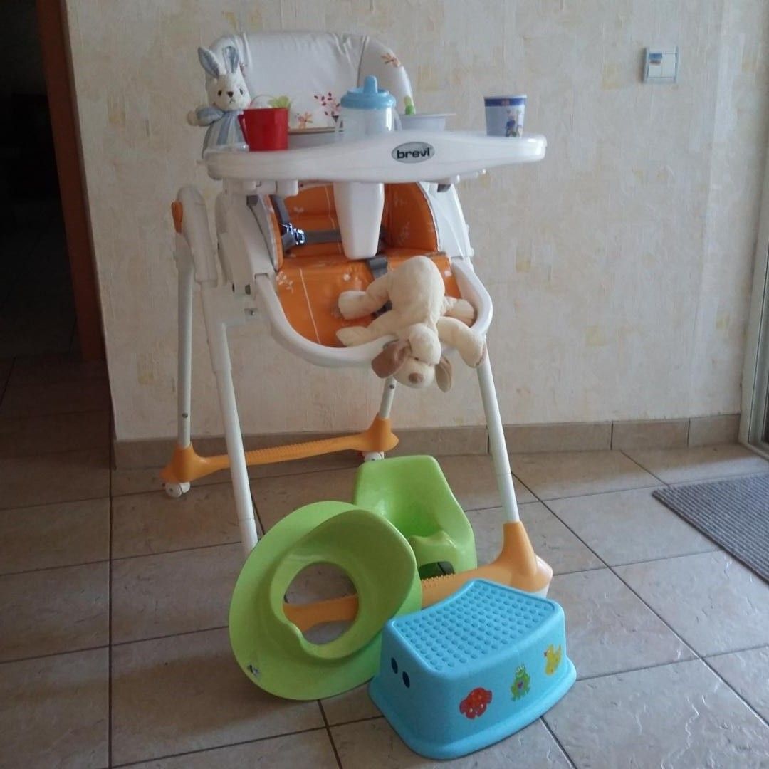 L'equipement pour accueillir bb avec un lit parapluie