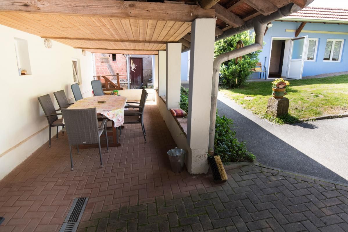 Terrasse équipée de mobilier de jardin et transats