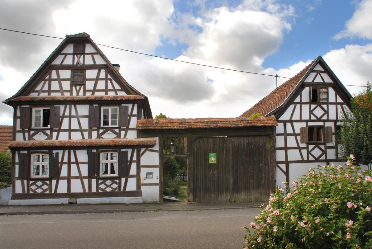 Vue depuis la rue ; à gauche notre maison, à droite le gîte.