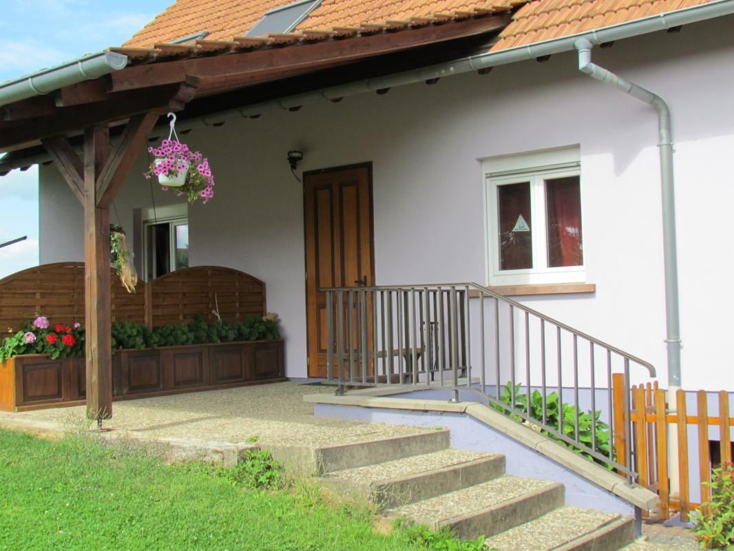L'entrée du gîte à l'arrière de la maison.