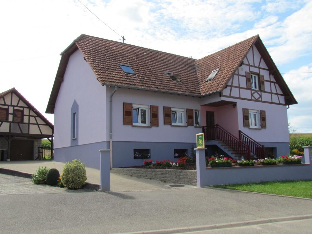 La maison vue de la route.