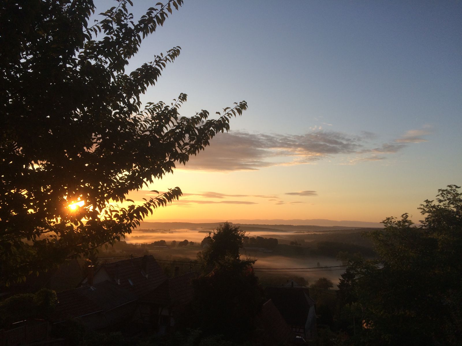 un dimanche d'automne le soleil se lève