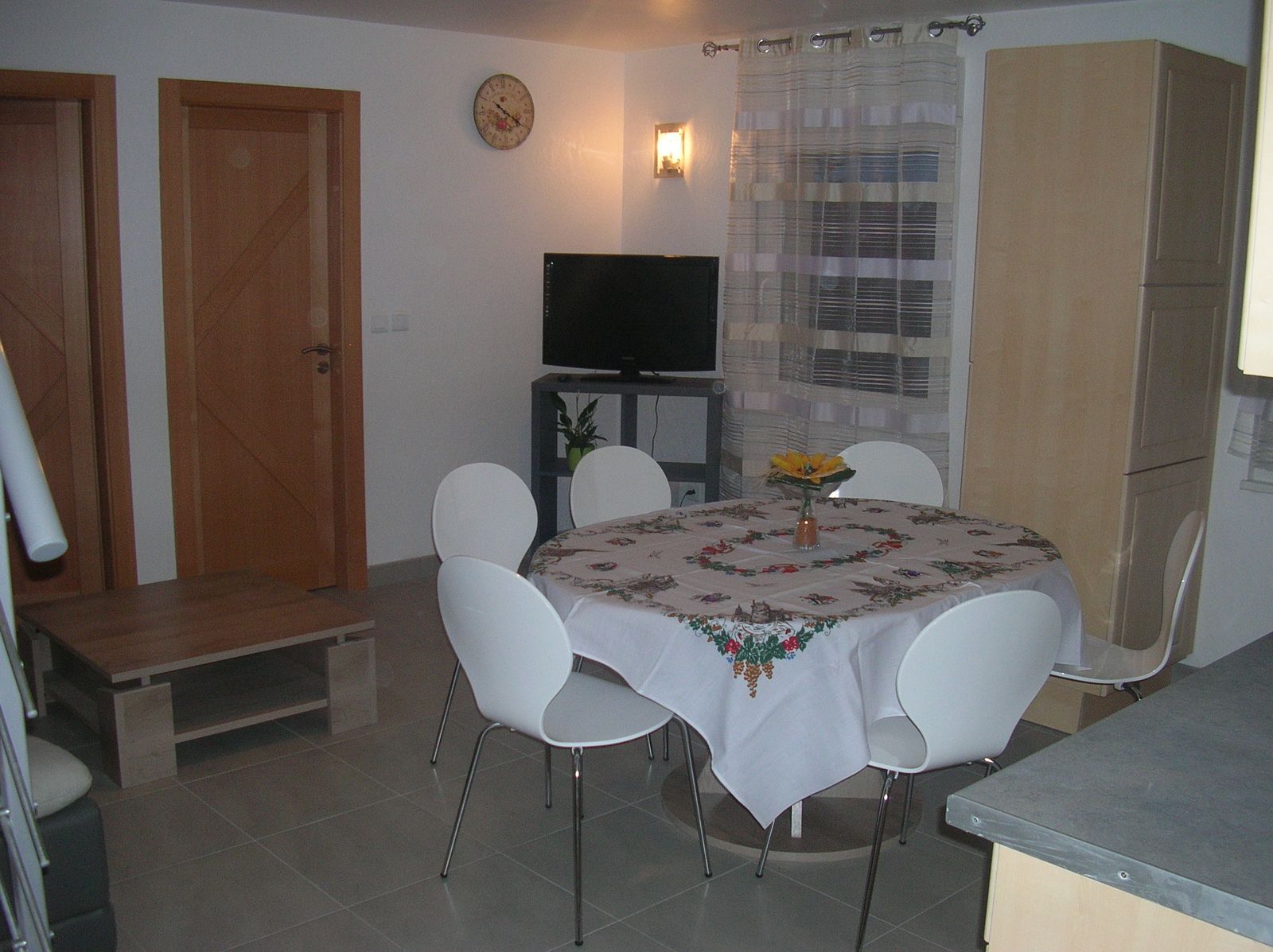 Salle à manger avec téléviseur