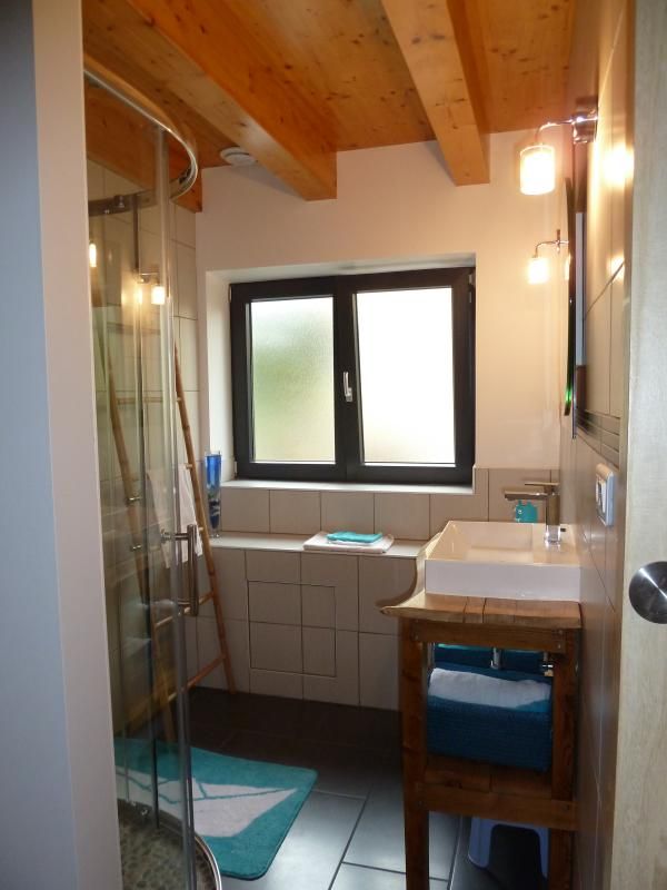 La salle de bain avec douche