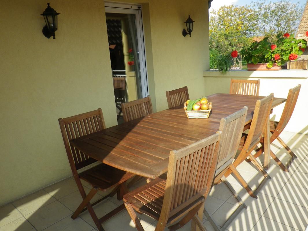 La terrasse donnant sur la cour et la cuisine.