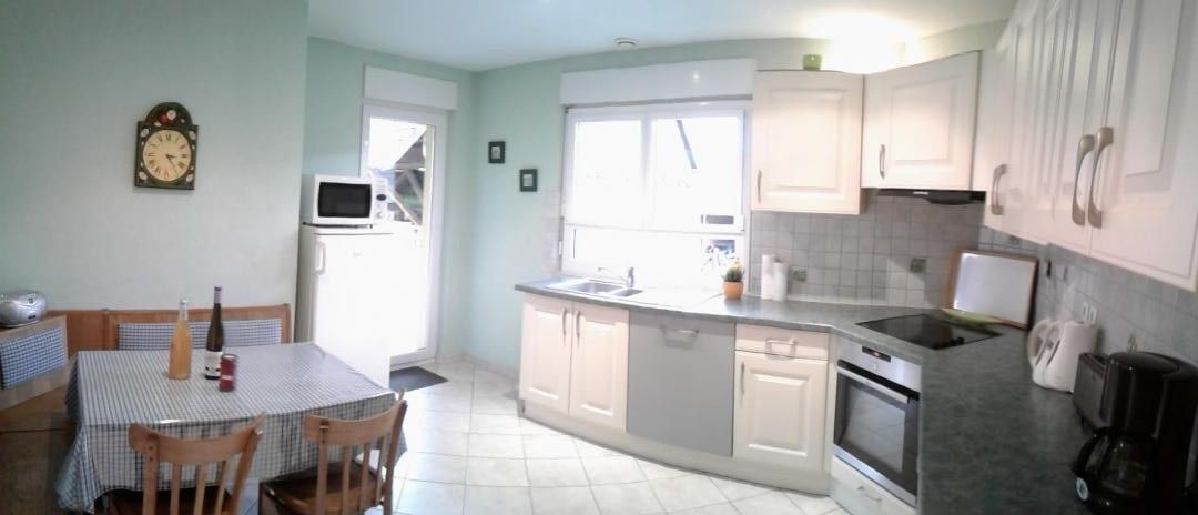 La cuisine très bien équipée avec accès terrasse couverte.