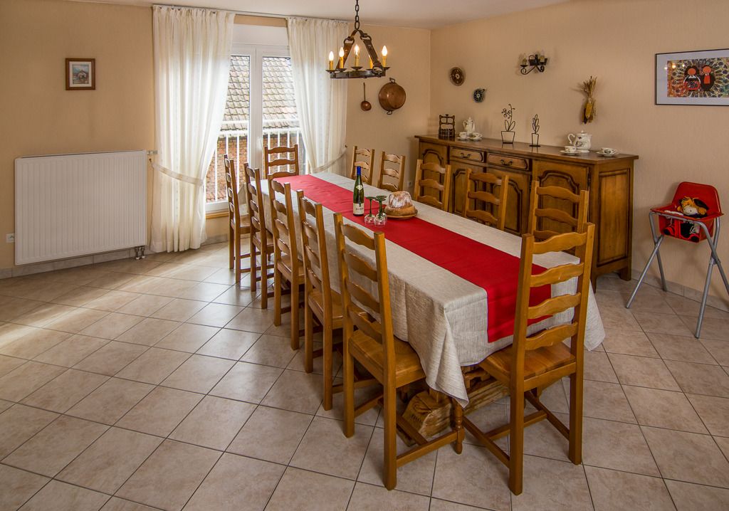 La salle à manger attenante à la cuisine.