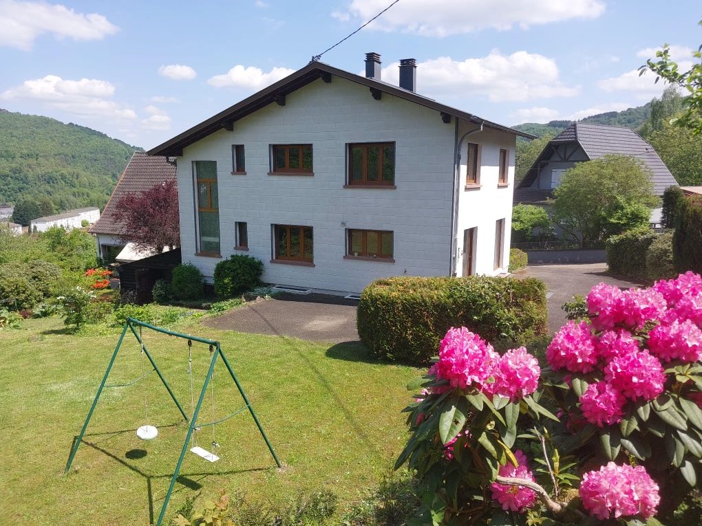Vue de l'arrière d ela maison, espace terrasse et jardin