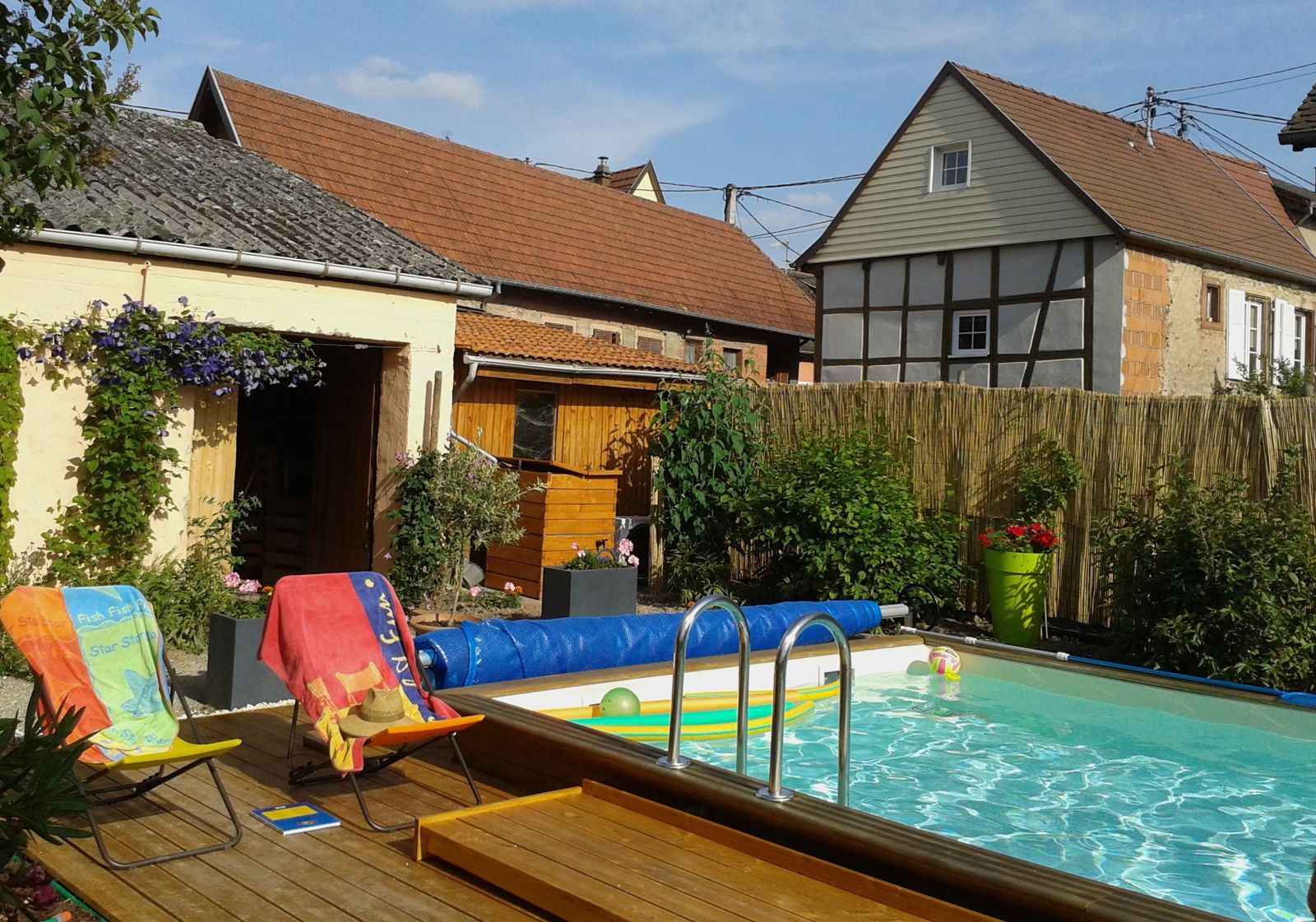 Accès à la piscine au jardin, par une porte que l'on peut vérouiller