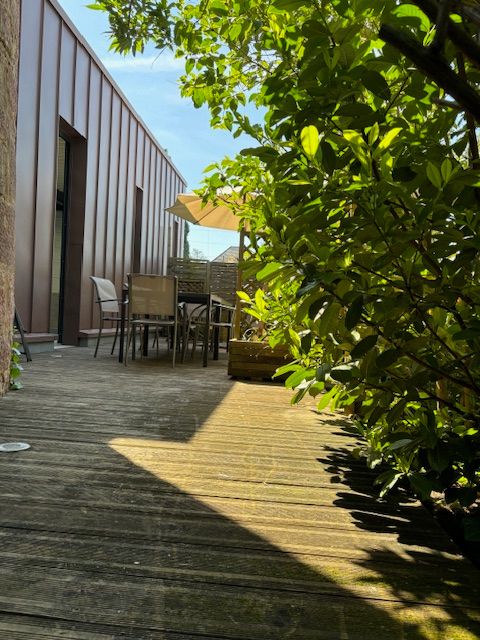 terrasse avec porte d'accès depuis la piscine intérieure