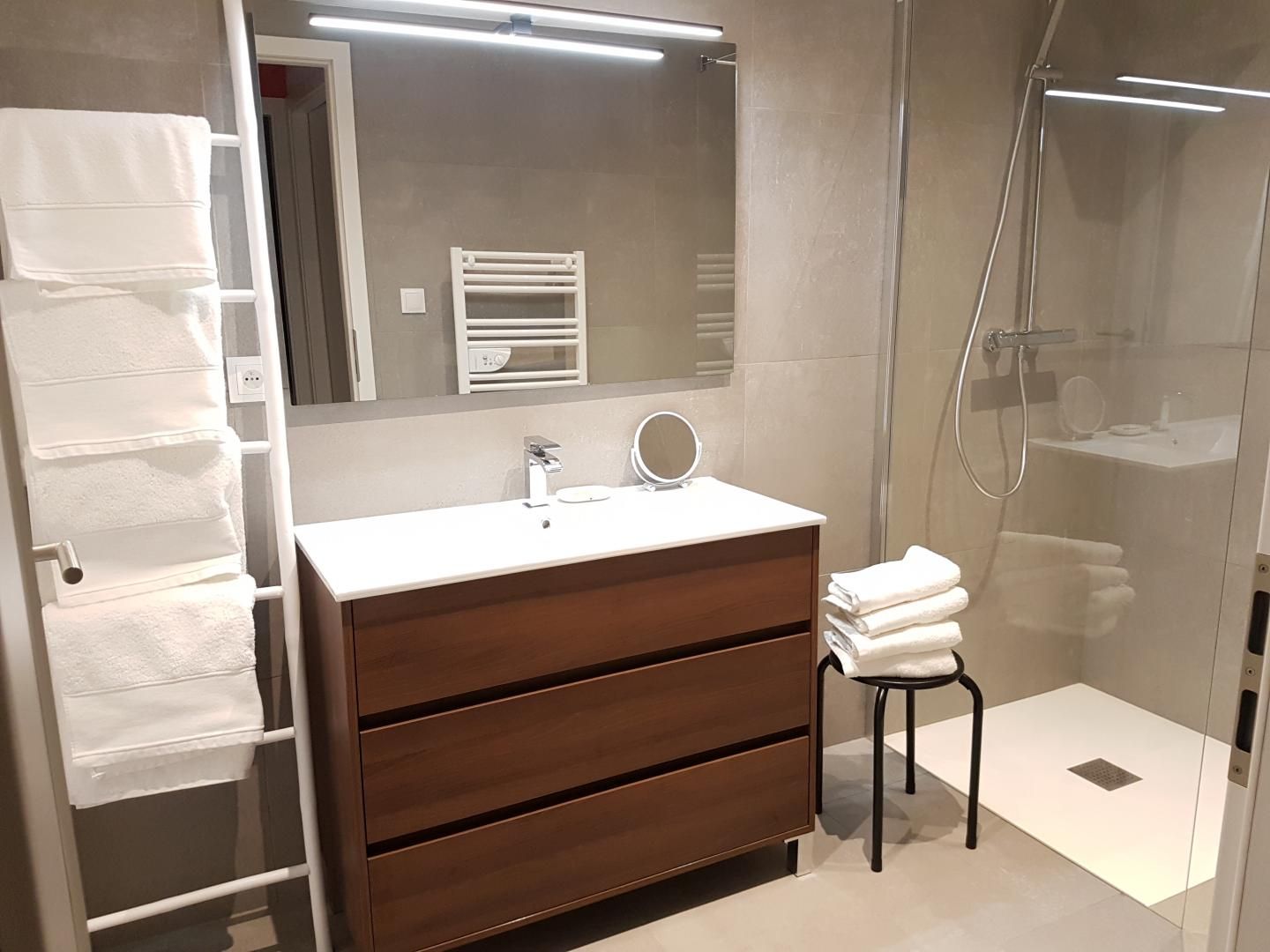 Salle d'eau avec douche à l'italienne,  nombreux rangements 
Linge de toilette de qualité supérieure 