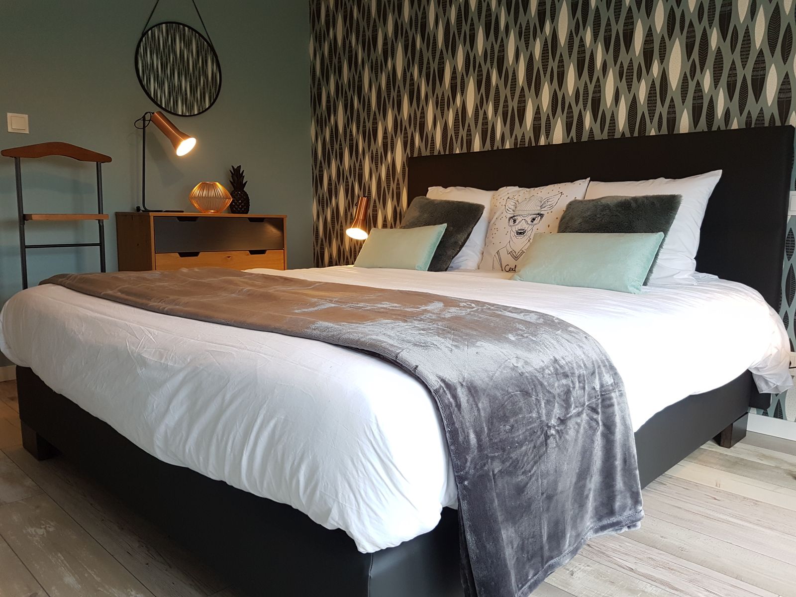Chambre PLUME
1 grand lit de 1m80 x 2m00, penderie avec coffre-fort, buffet, valet et porte-valise