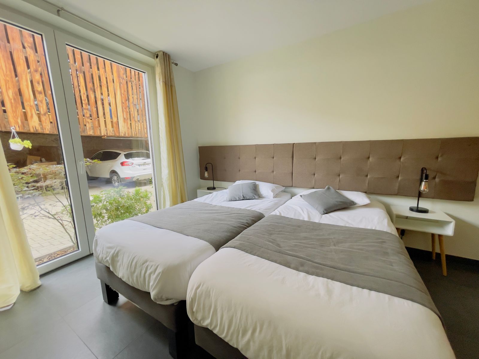 Une chambre avec deux lits de 90 cm