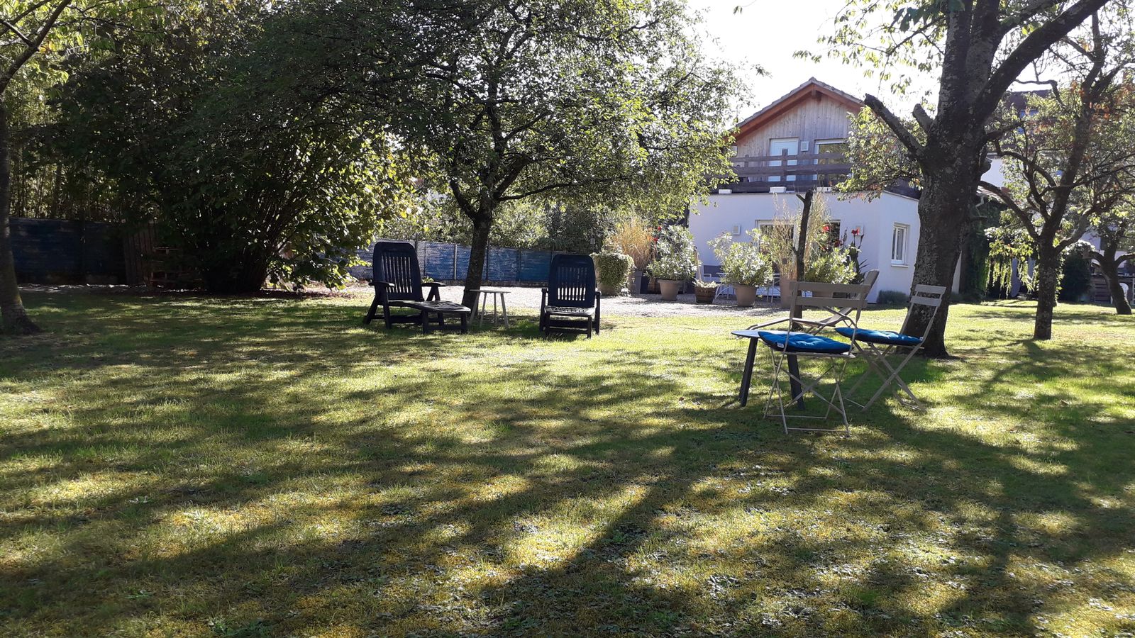 Jardin ombragé salon de jardin transats