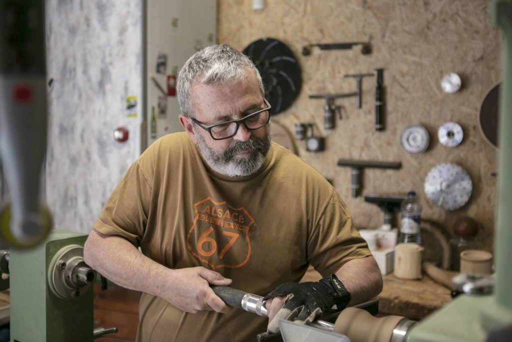 Le propriétaire dans son atelier.