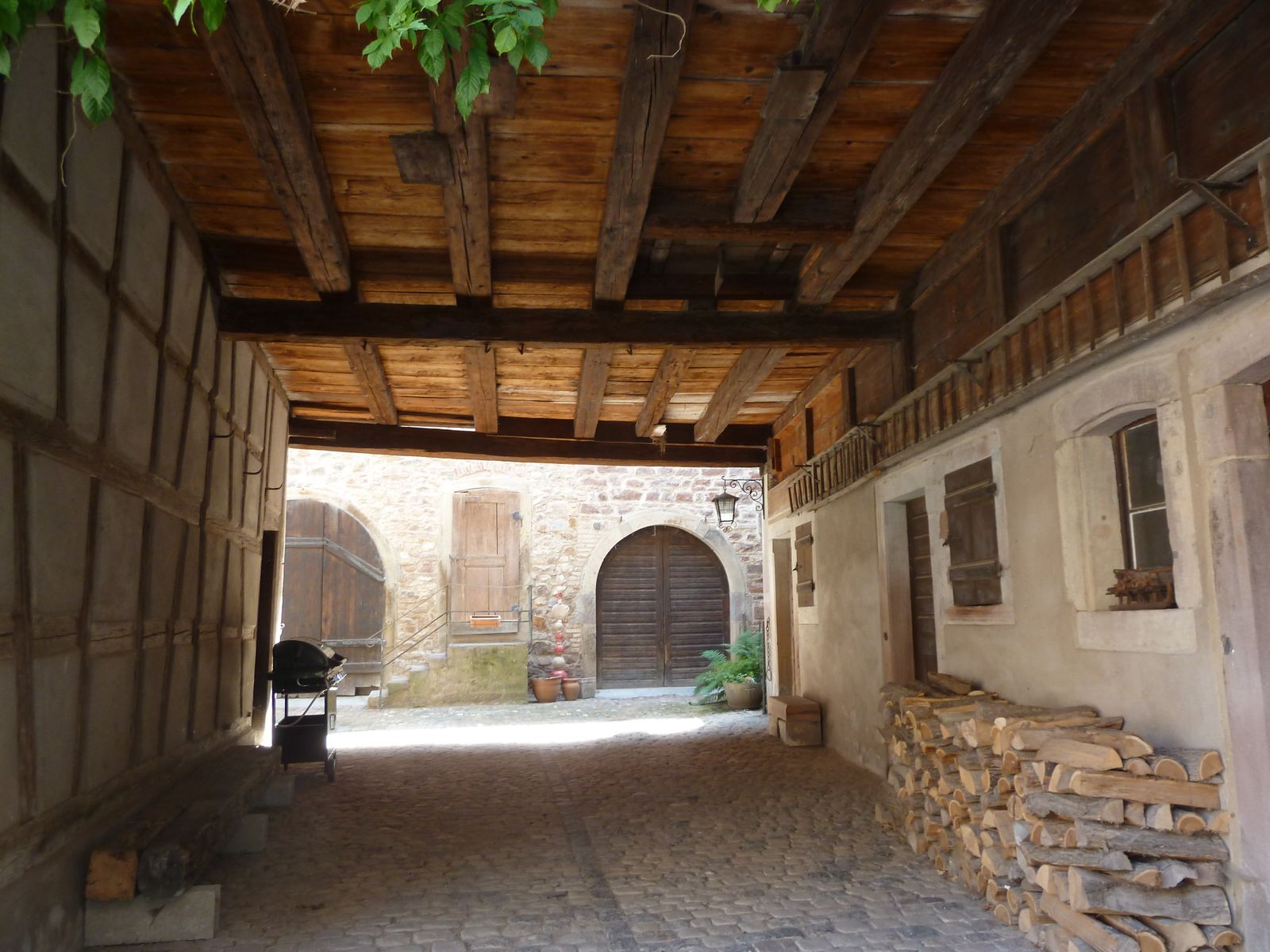Passage couvert avec barbecue