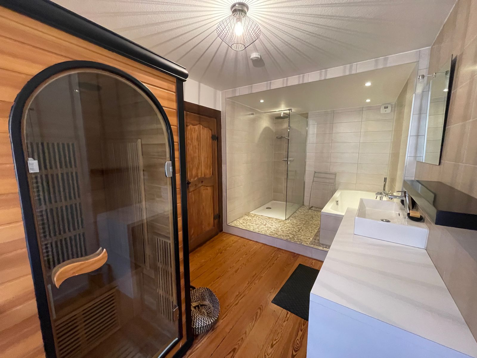 Salle de bain avec sauna