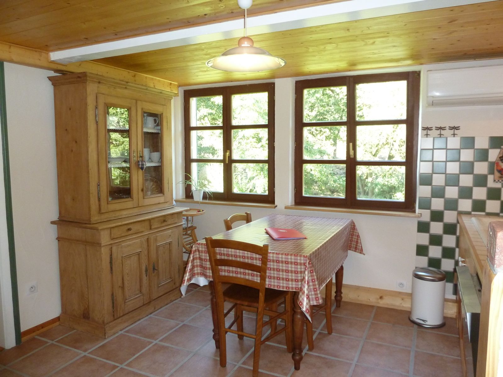 cuisine avec vue sur le ruisseau et ses truites; les prés, ses chevaux, ses vaches et ses biches, et la forêt, aux 4 saisons