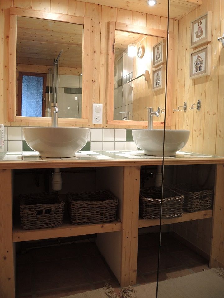 salle d'eau avec vasques et douche