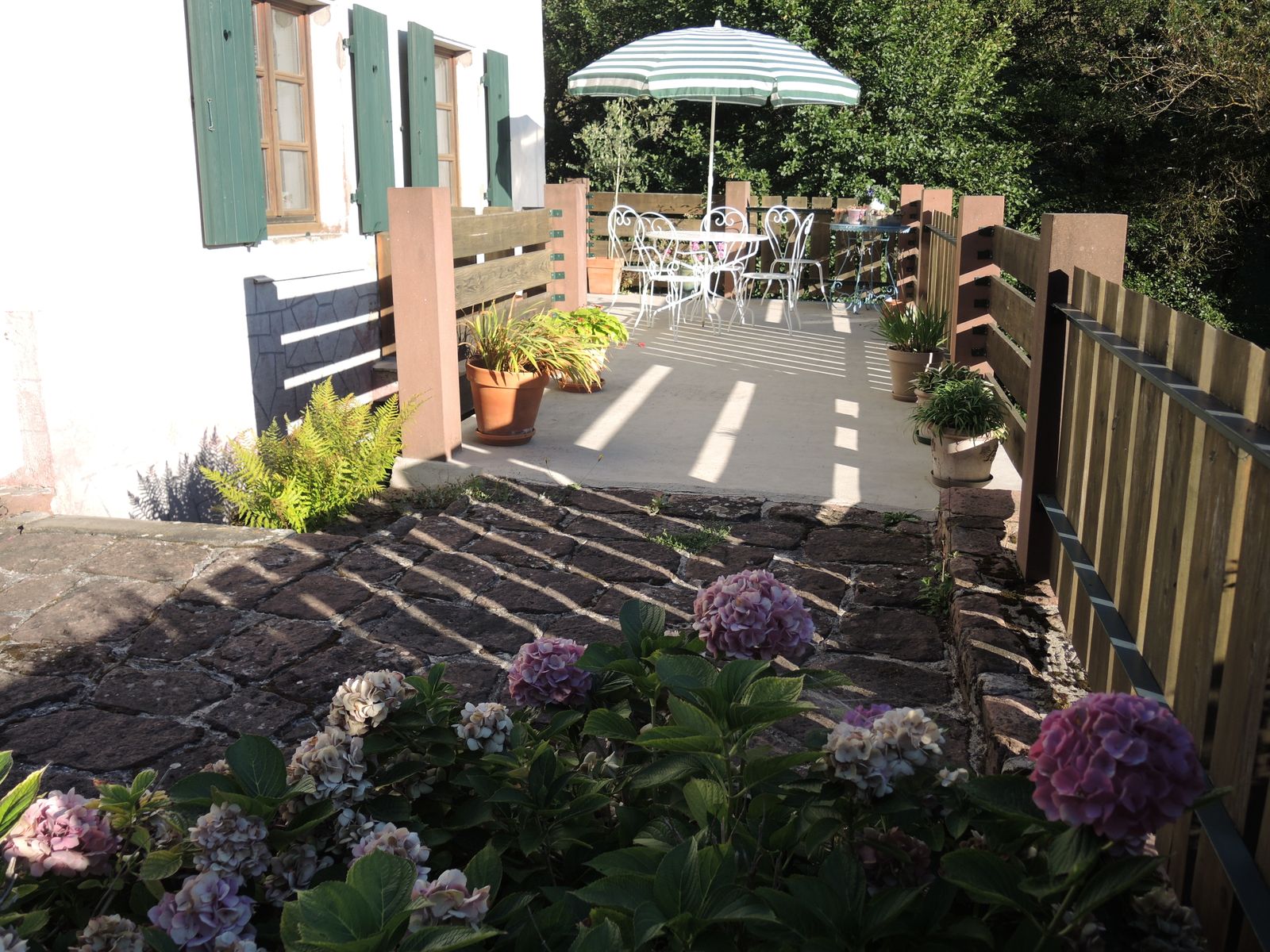 terrasse au dessus des prés et du ruisseau