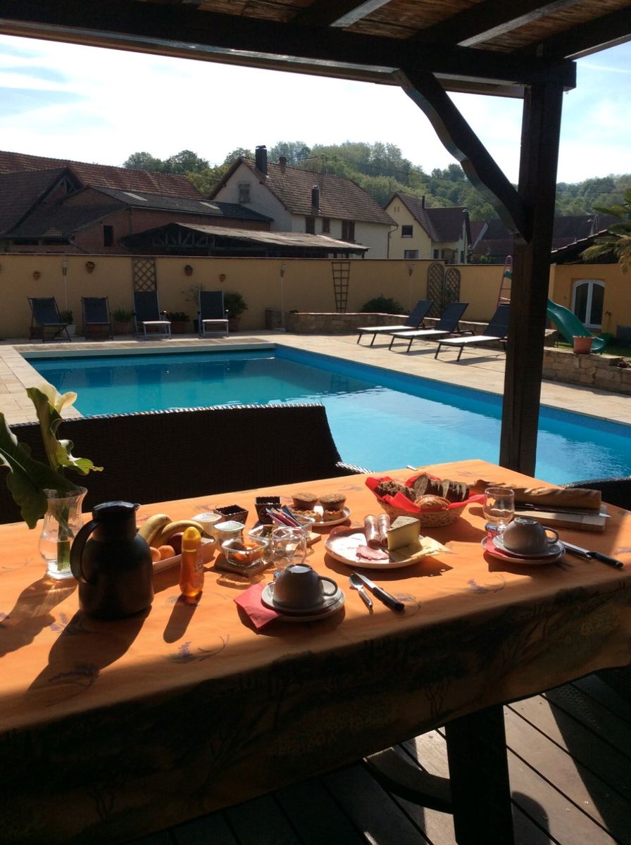 petit déjeuner au la piscine  